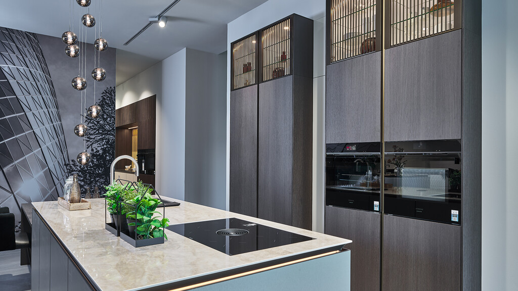 Elegante SieMatic SLX keuken in Eiken Oolong met vitrine opzetkasten, te zien in Kuchenland Ekelhoff in Nordhorn.