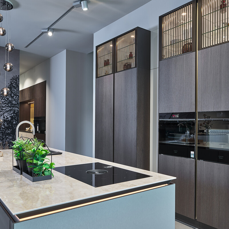 Elegante SieMatic SLX Küche in Eiche Oolong mit Vitrinenaufsatzschränken, zu sehen bei Kuchenland Ekelhoff in Nordhorn.