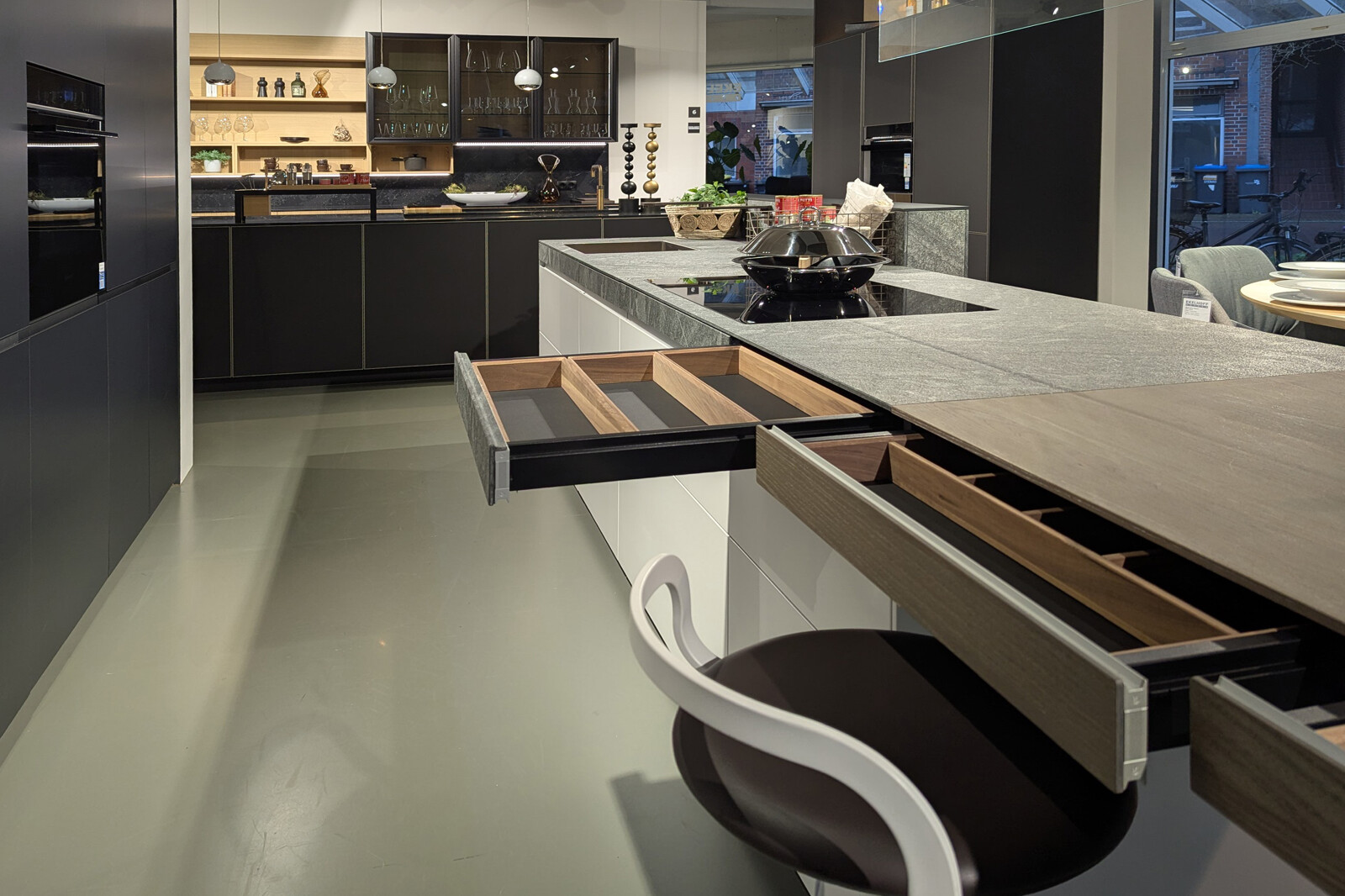 Showroomkeuken: Valcucine design eilandkeuken met granieten aanrechtblad en verborgen lades