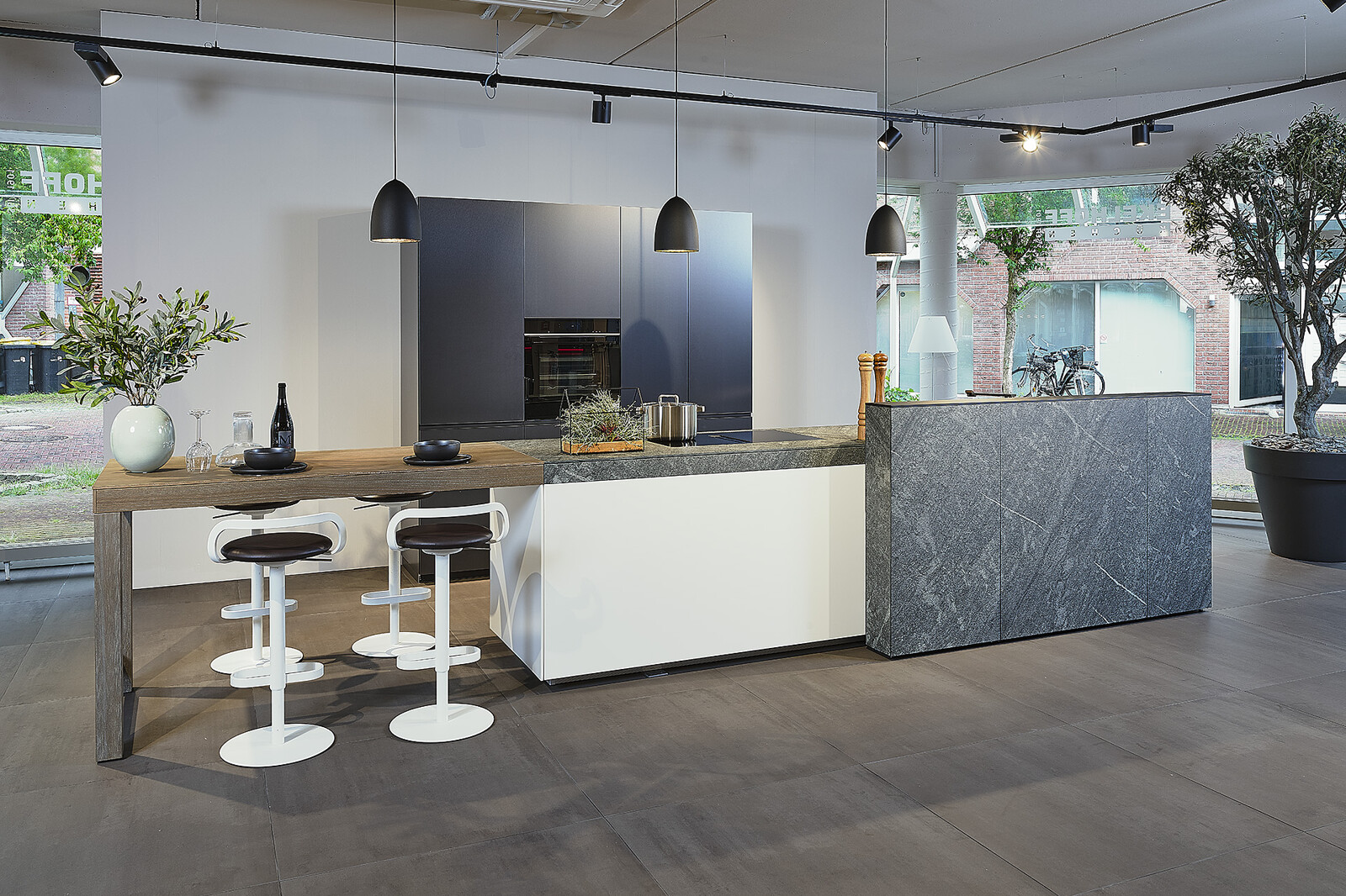 Showroomkeuken: Valcucine designkeuken met kookeiland, granieten werkblad en bartafel