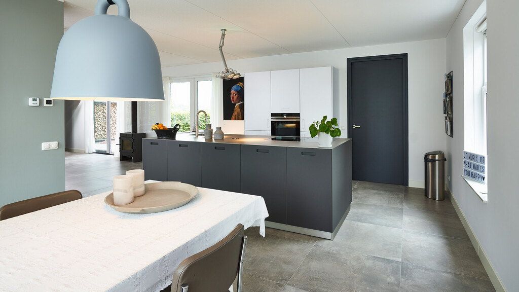 Zwart witte keuken van next125 met matglas fronten van Ekelhoff Keukens in Duitsland