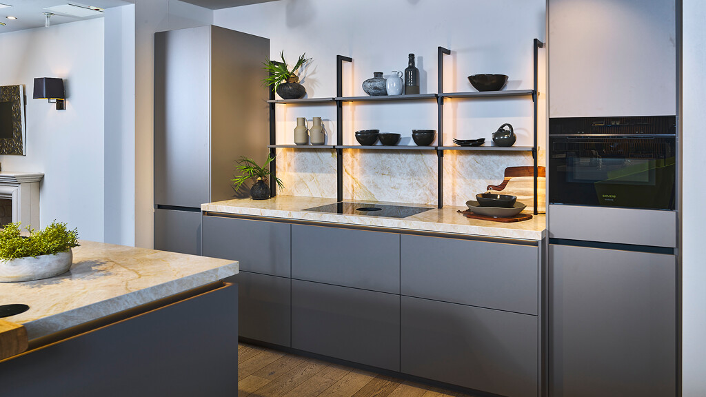 Showroomkeuken Ballerina: taupe eilandkeuken met kooknis en industrieel rek -  Ekelhoff