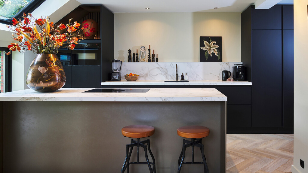 Ballerina keuken met zwarte Smart Glas fronten en keramiek werkblad. Gerealiseerd project van Ekelhoff Keukens