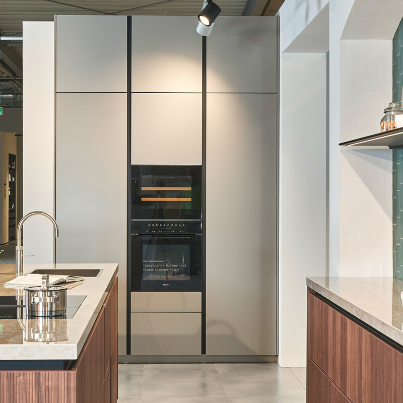 Ballerina keuken met fronten in Smartglas Champagne metallic en Talea ribbelfronten in notenhout. Te zien bij Ekelhoff in Nordhorn