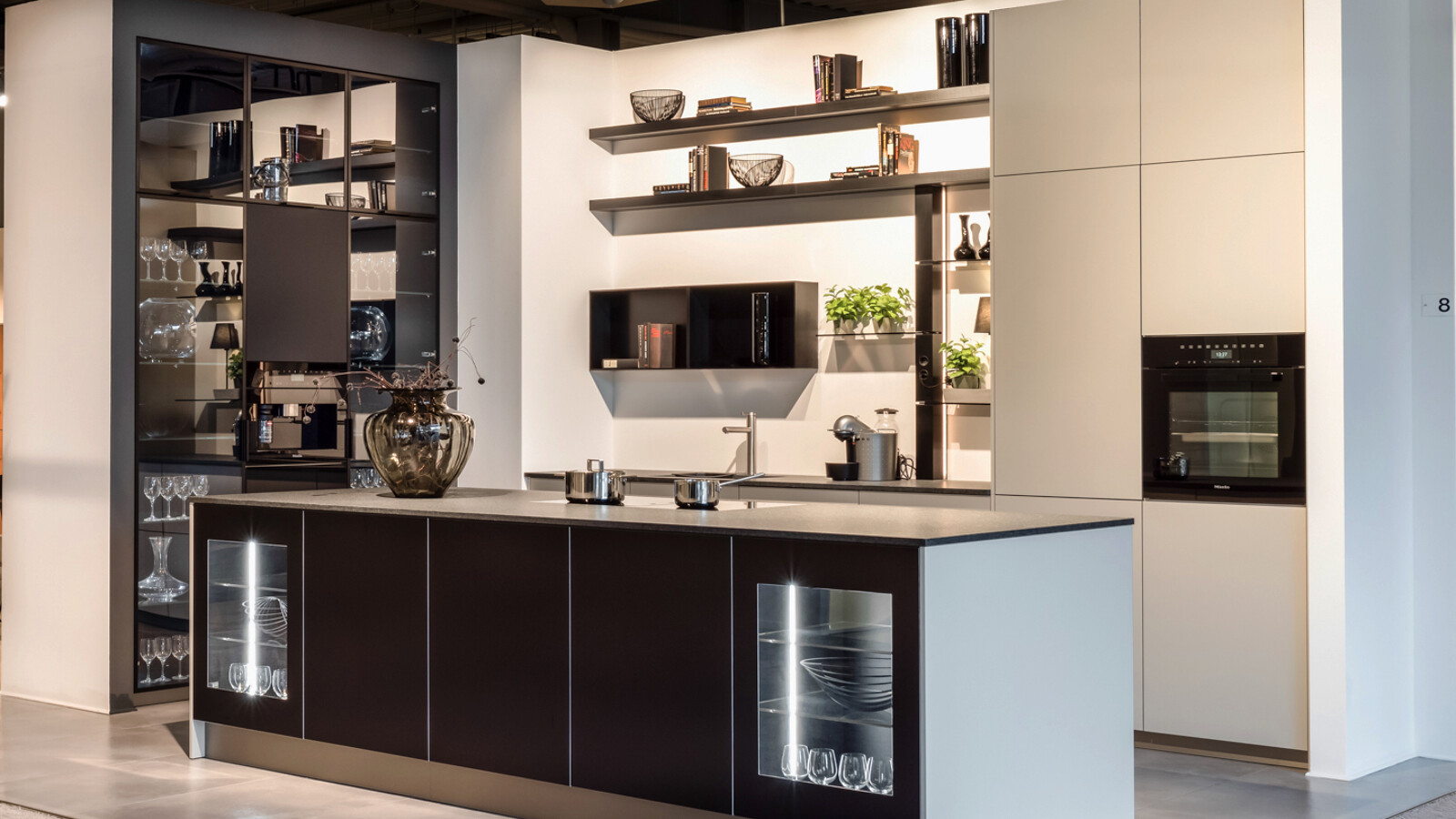 Ballerina keuken met kookeiland, vitrinekasten en planken - showroomkeuken bij Ekelhoff Keukens in Nordhorn