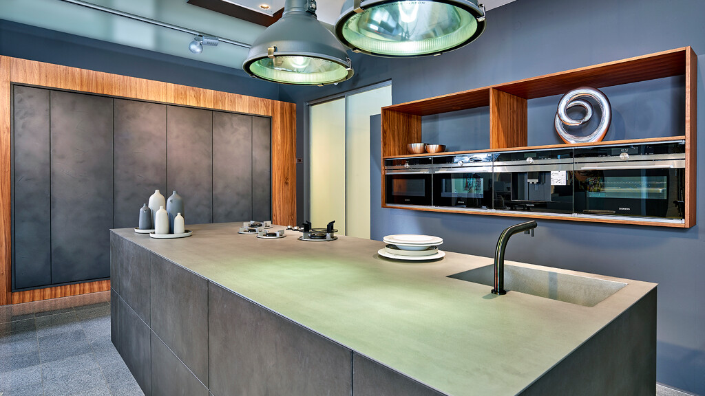 Showroomkeuken - Grijze keuken in industrieel Betonlook met rvs werkblad bij Ekelhoff Keukens Duitsland
