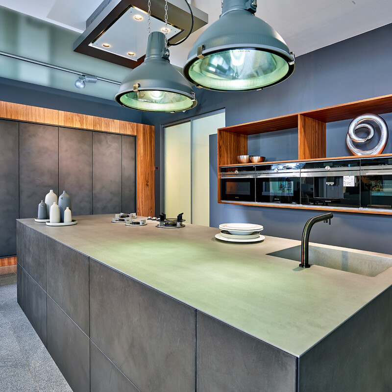  Graue Küche in industriellem Betonlook mit Arbeitsplatte aus Edelstahl bei Ekelhoff Küchen, Nordhorn