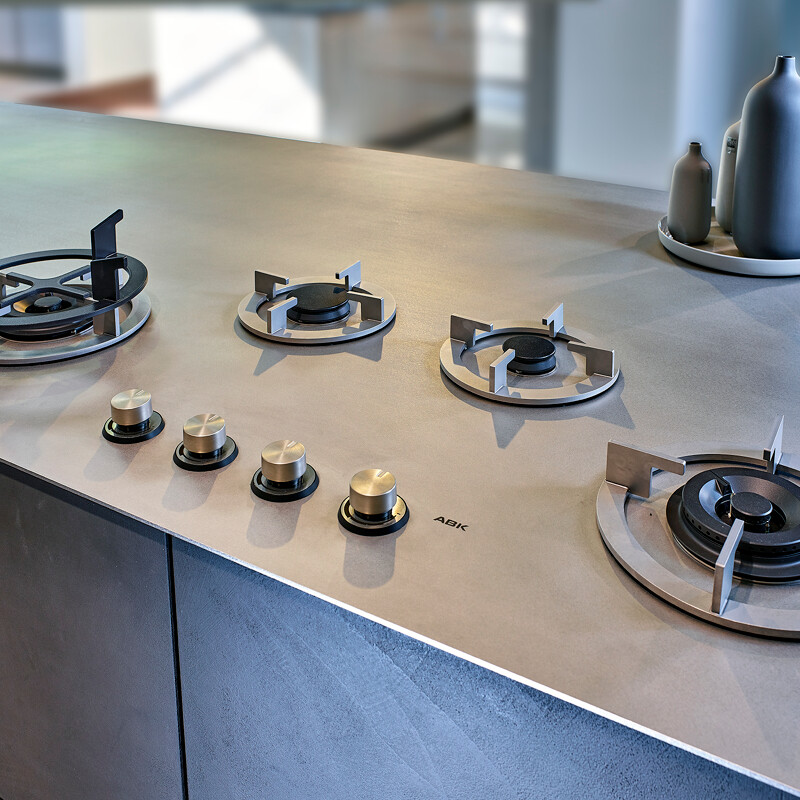 Betonlook keuken met rvs keukenblad en Pitt Cooking. Ekelhoff Keukens in Nordhorn