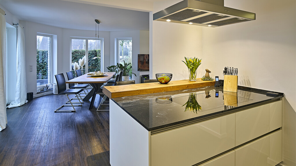 Halbinsel mit maßgefertigter Barplatte aus Eiche.