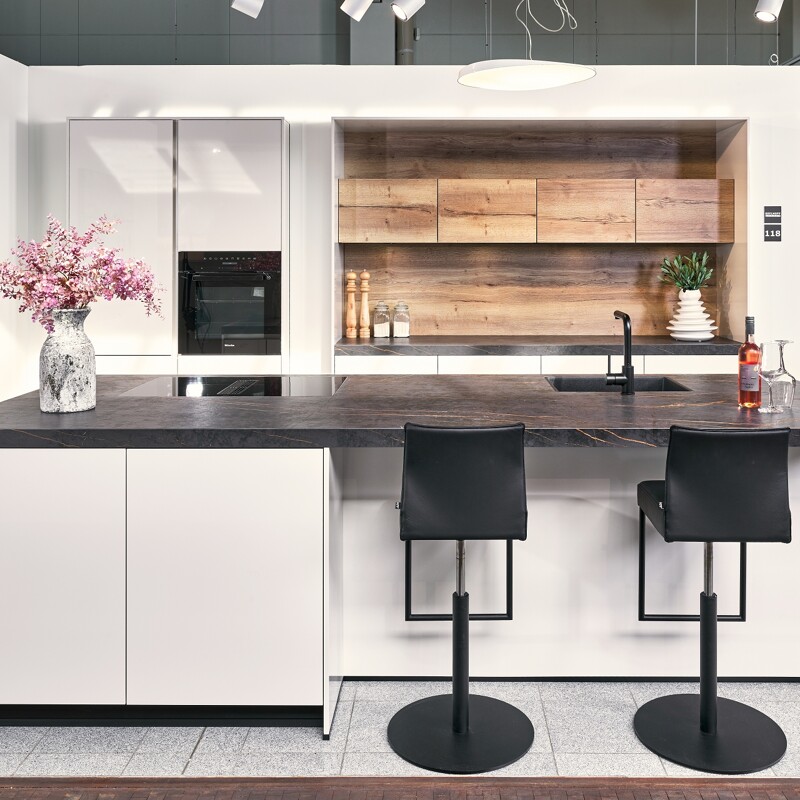 Küchen-Angebot: Contur Küche in Hochglanz Weiß und heller Eiche. Mit Kochinsel und Bar.