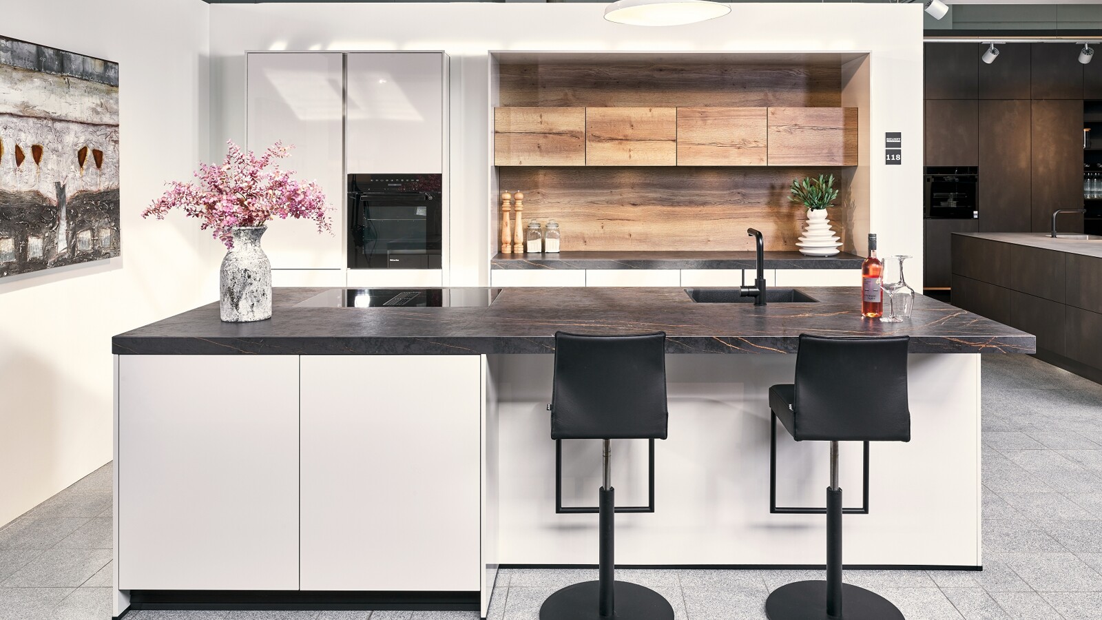 Keuken-Aanbieding: contur keuken in hoogglans wit en licht eiken. Met kookeiland en bar.