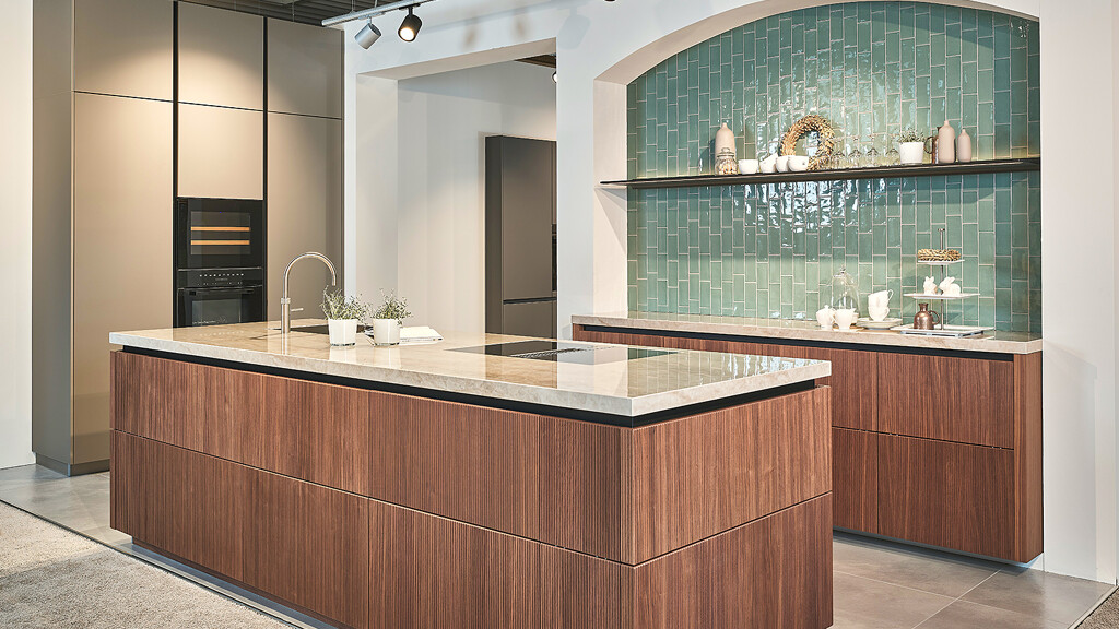 Eilandkeuken-Ballerina keukens-notenhout-smartglas-blauwgroene achterwand-Ekelhoff Keukens-1