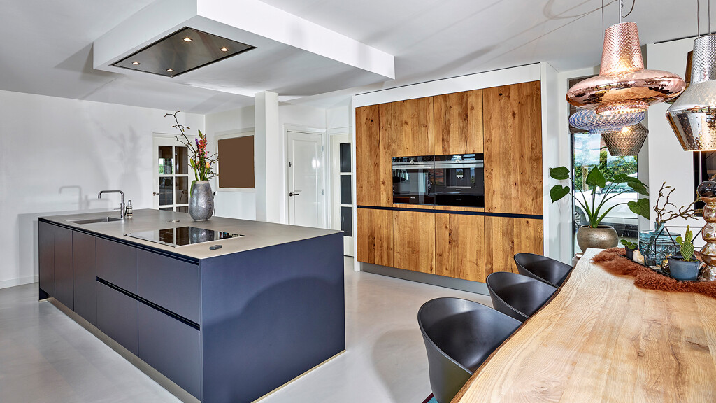 Blauw Eilandkeuken met indigoblauw en balkeneiken