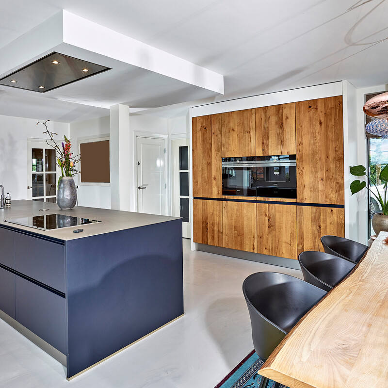 Blauw Eilandkeuken met indigoblauw en balkeneiken