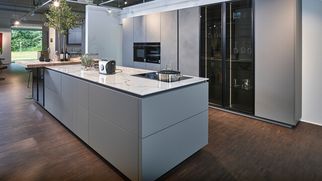 Sandgraue Küche von Ballerina mit Insel, Komposit-Arbeitsplatte und Barplatte