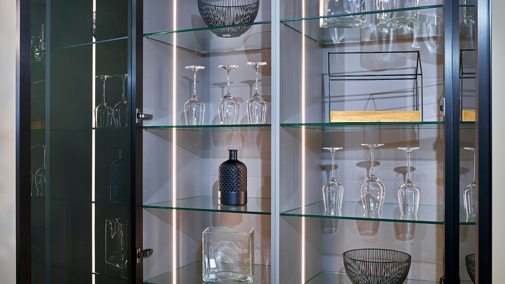 Innenansicht einer Vitrine mit Blick auf die Glasböden