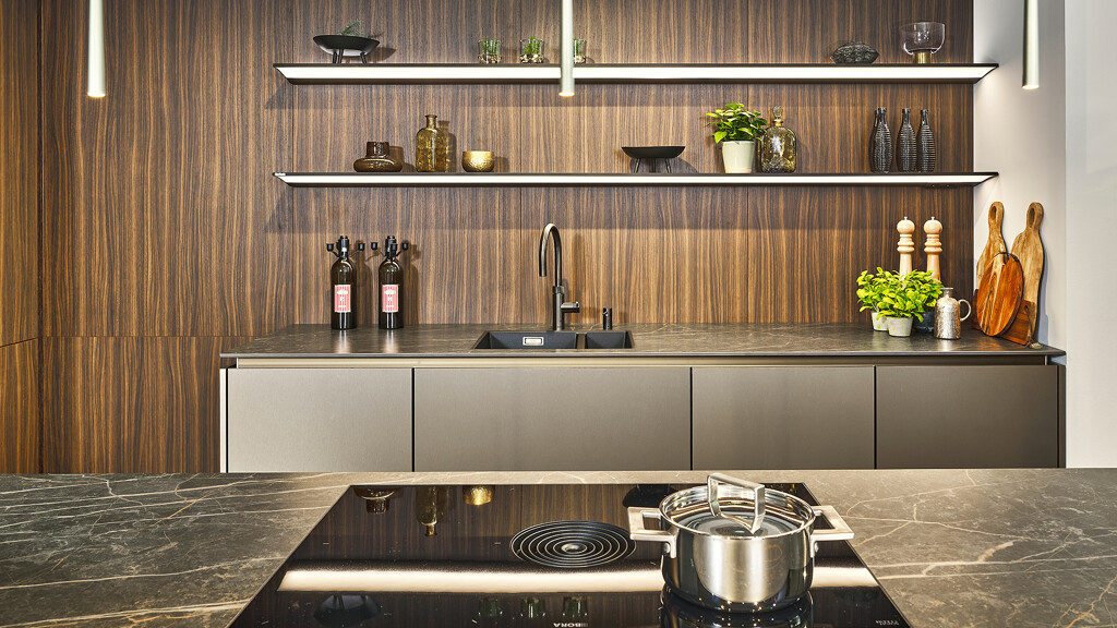 Deze SieMatic showroomkeuken met kookeiland vind u bij Küchenhaus Ekelhoff, Koje 33