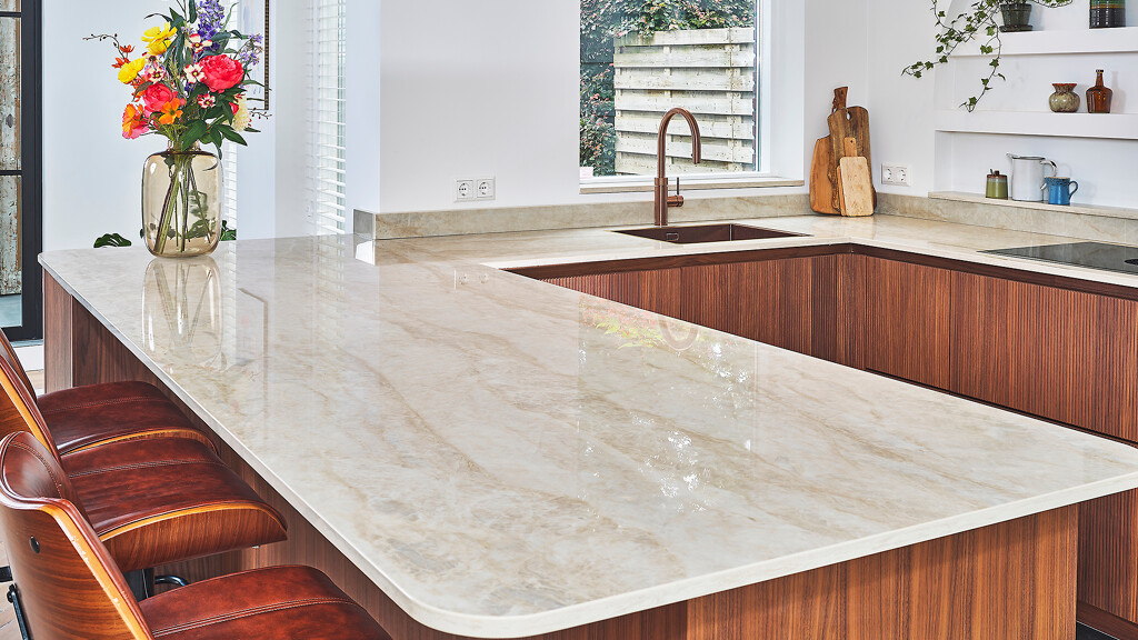 Keuken in U-vorm met schiereiland in notenhout. Keukenblad met afgeronde hoeken.Ekelhoff Keukens