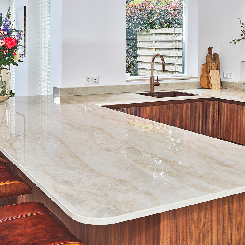 Küche in U-Form mit Halbinsel in Nussbaum. Küchenarbeitsplatte mit abgerundeten Ecken, Ekelhoff Küchen