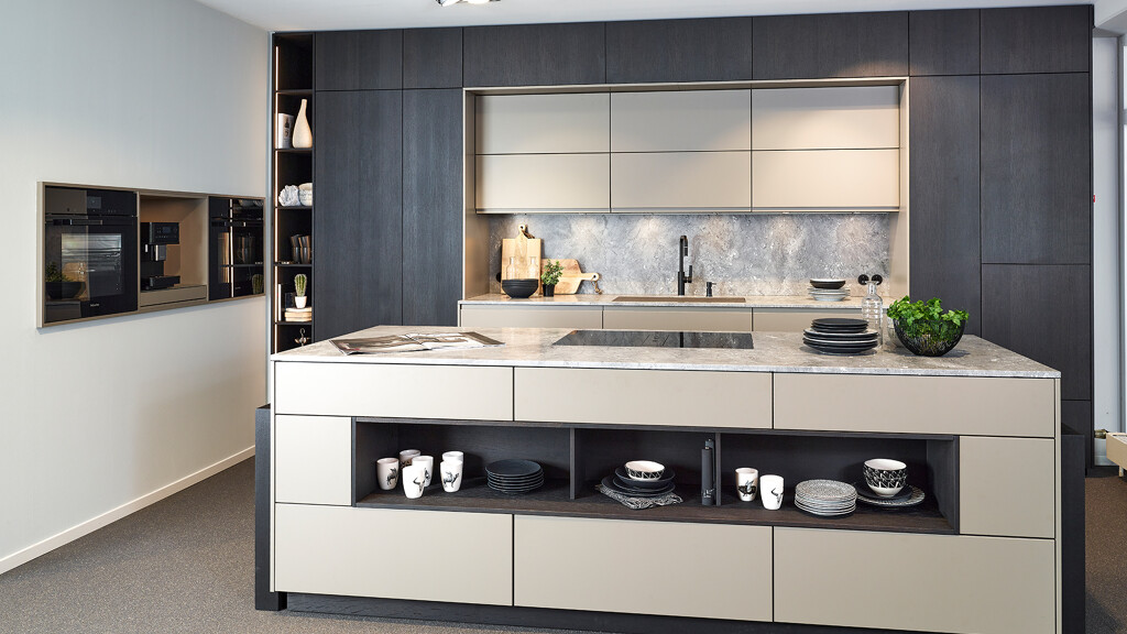 Maßgefertigte Küche in schwarzer Eiche und Sandgrau-Unikat-Ekelhoff Küchen