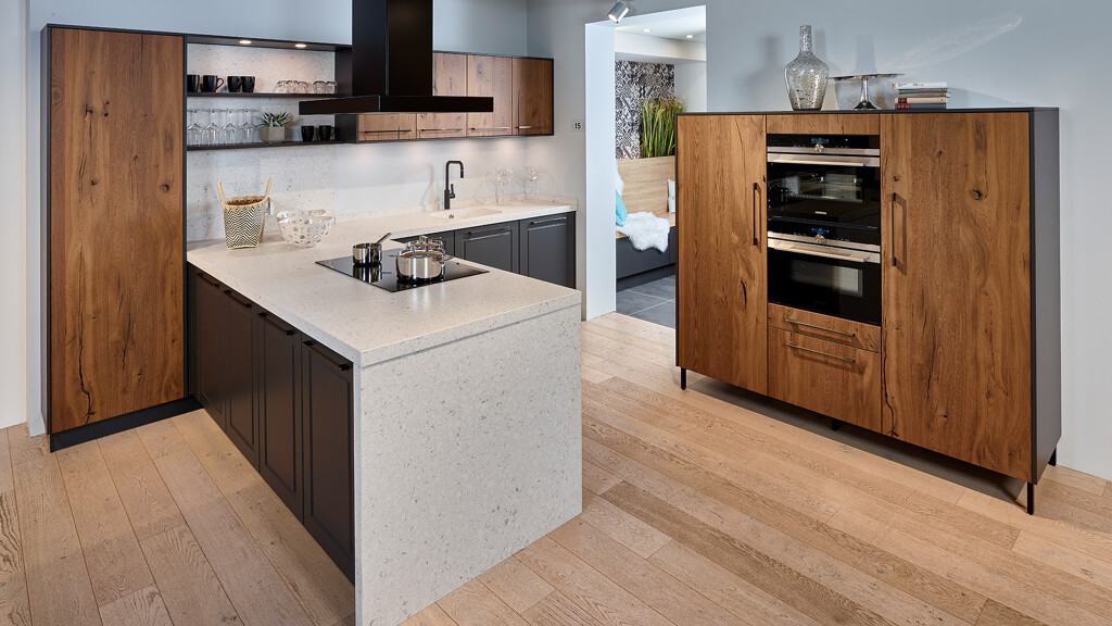 Showroomkeuken met schiereiland, Ekelhoff Keukenhuis Nordhorn