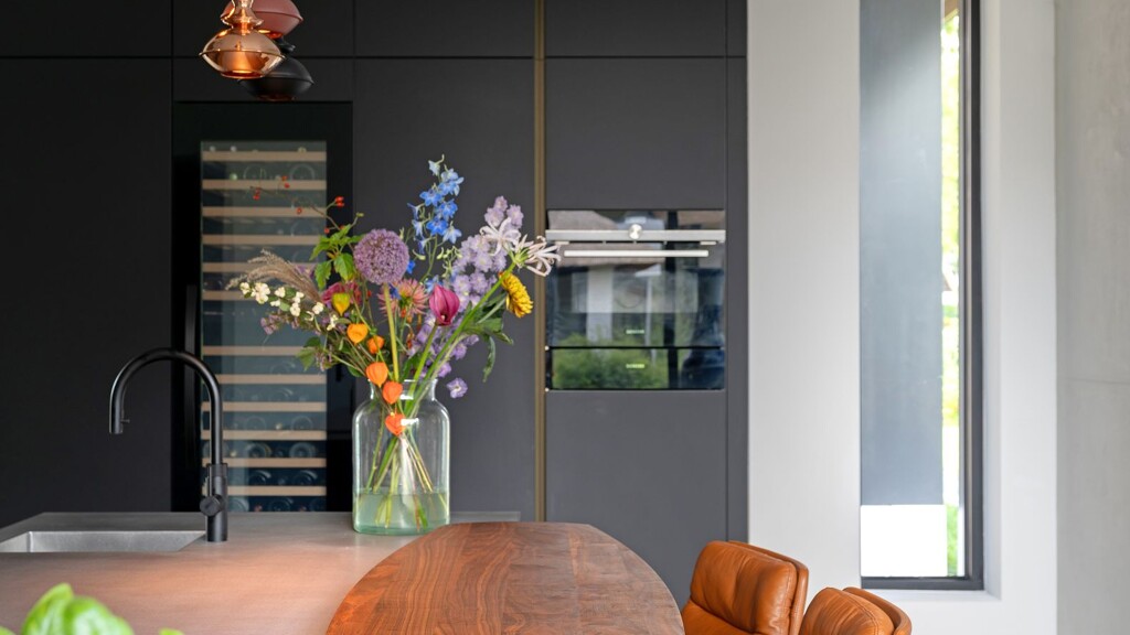 SieMatic SLX Pure keuken in matzwart met notenhouten barplaat in surfboard-design-Ekelhoff Keukens