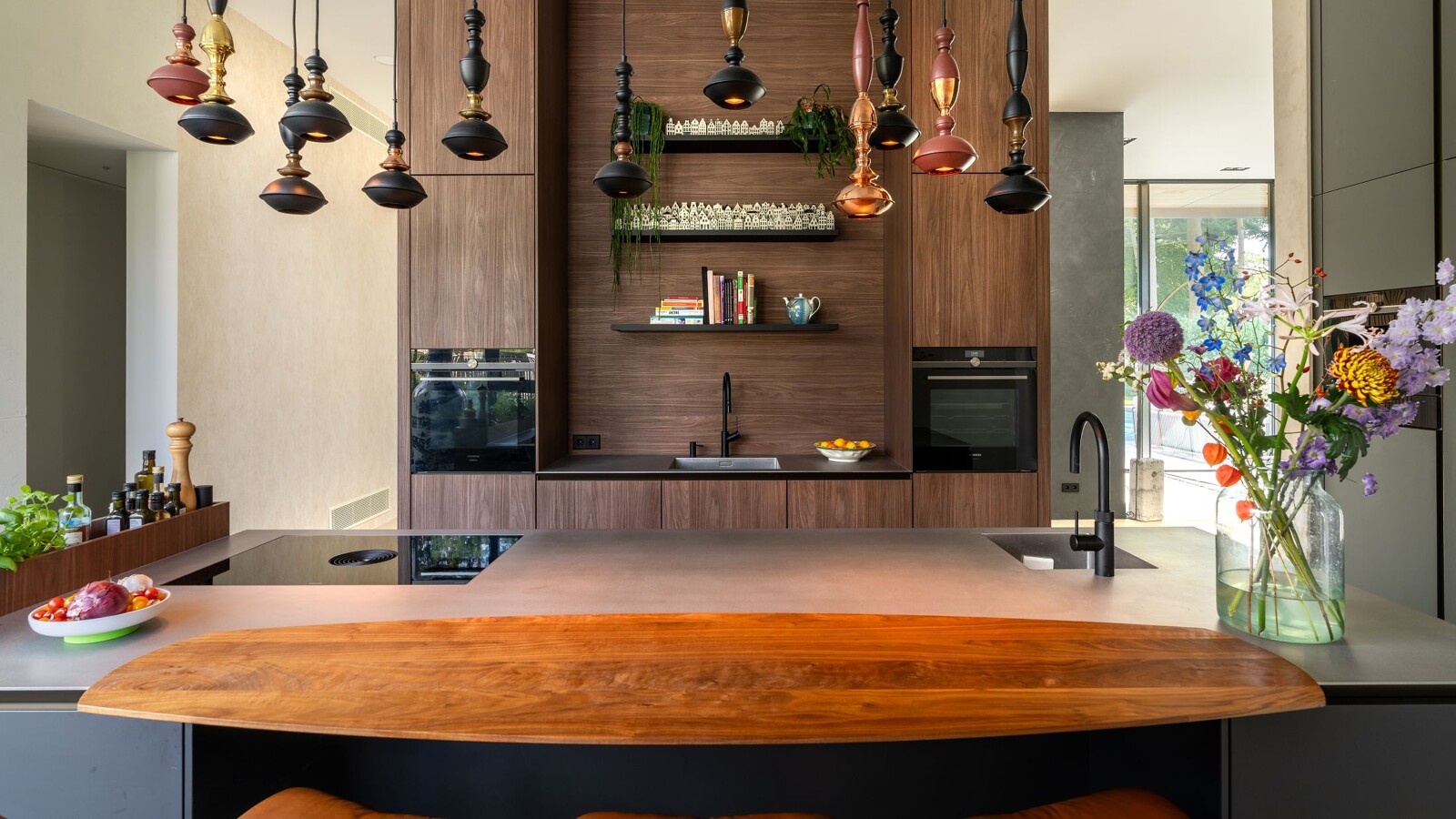 Entdecken Sie diese schöne SieMatic SLX Pure Küche mit freistehender Schrankwand in Walnut Lincoln mit Bar aus Nussbaumholz. Realisiert in Laren durch Ekelhoff Kuechen, Nordhorn.