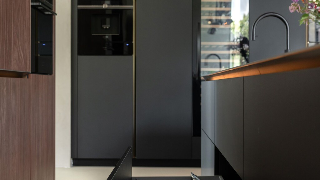 SieMatic SLX Pure keuken in Walnut Lincoln notenhout en matzwarte similaque- met verlichte greeplijst-Ekelhoff Keukens, Nordhorn