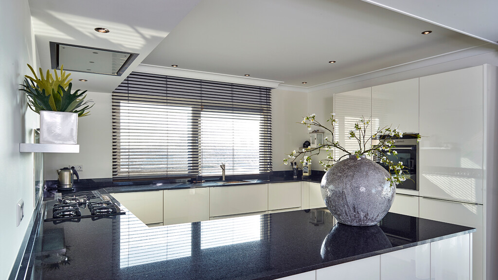 G-Küche grifflos in Hochglanz weiß von Contur - realisiert durch Ekelhoff Küchen in Nordhorn