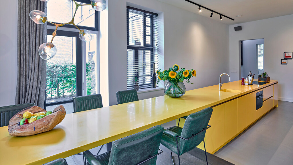 Gele keuken met Corian werkblad van Ekelhoff Keukens in Nordhorn