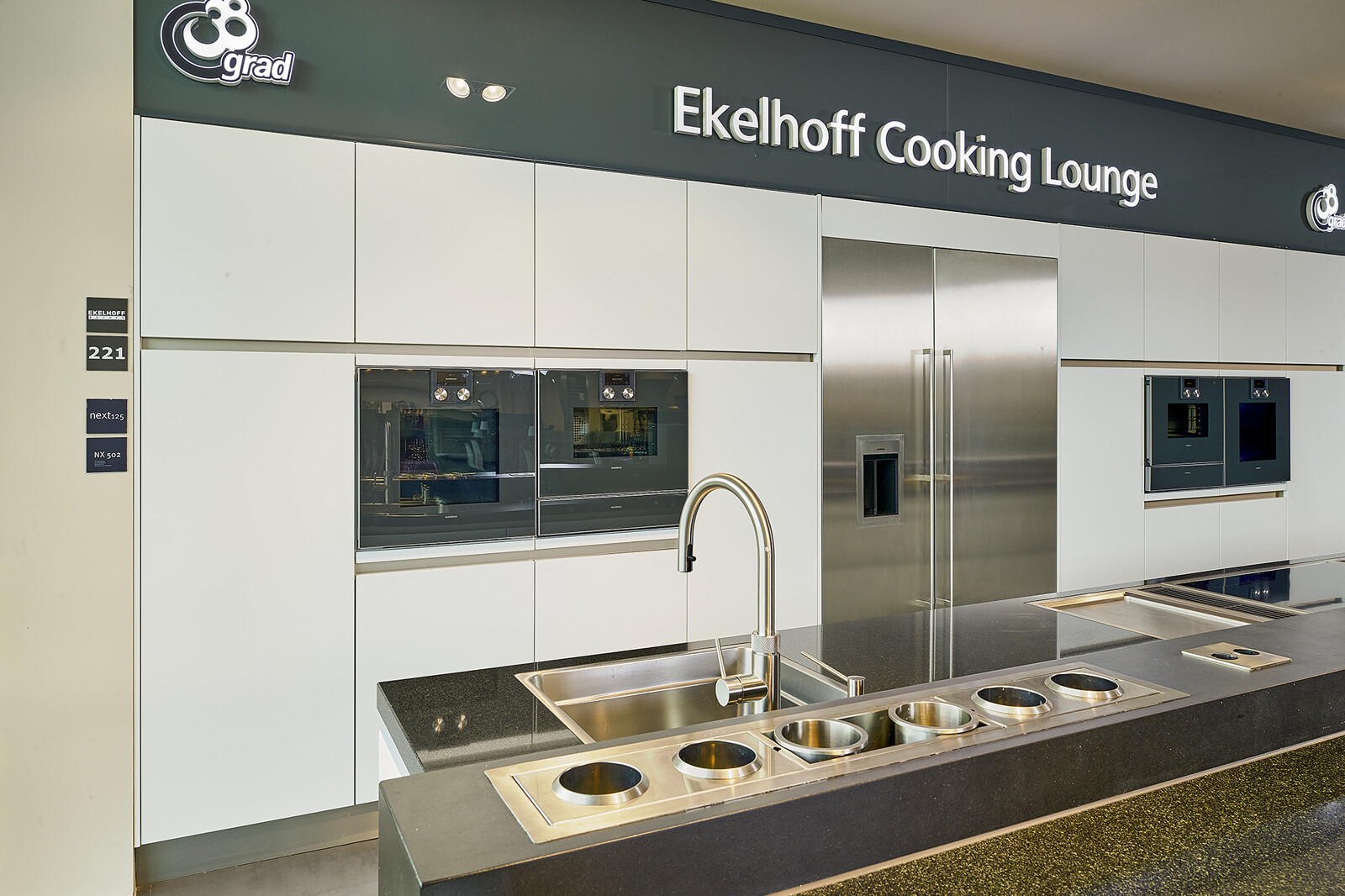 Showroomkeuken Sale - Grote professionele keuken voor kookworkshops, catering, showkoken - Ekelhoff Keukens