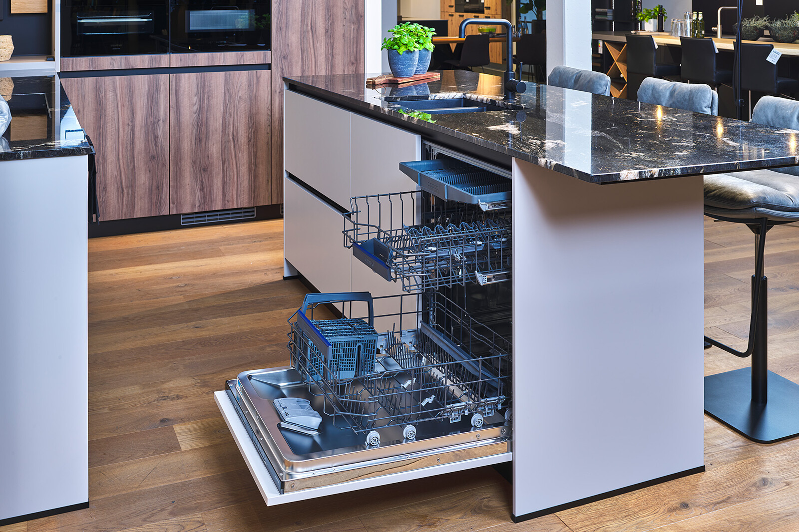 Showroomkeuken: moderne hoekkeuken met keukeneiland en Miele vaatwasser