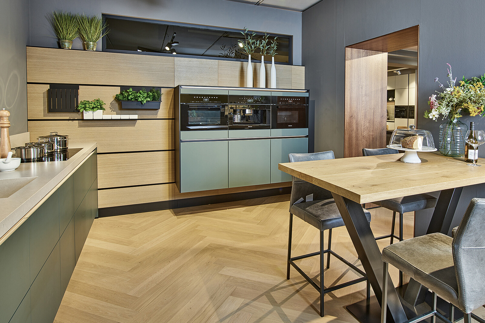 Showroomkeuken: Groene hoekkeuken met licht eiken van next125 - designkeuken met cube achterwand