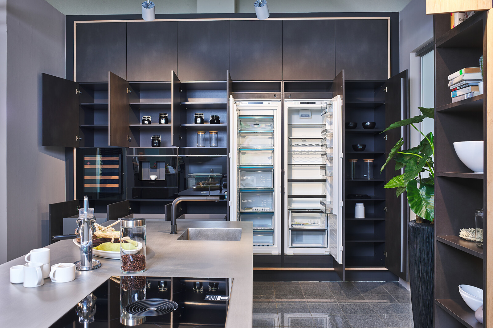 Showroomkeuken: Industriële eilandkeuken van Contur met Siemens inbouwapparatuur