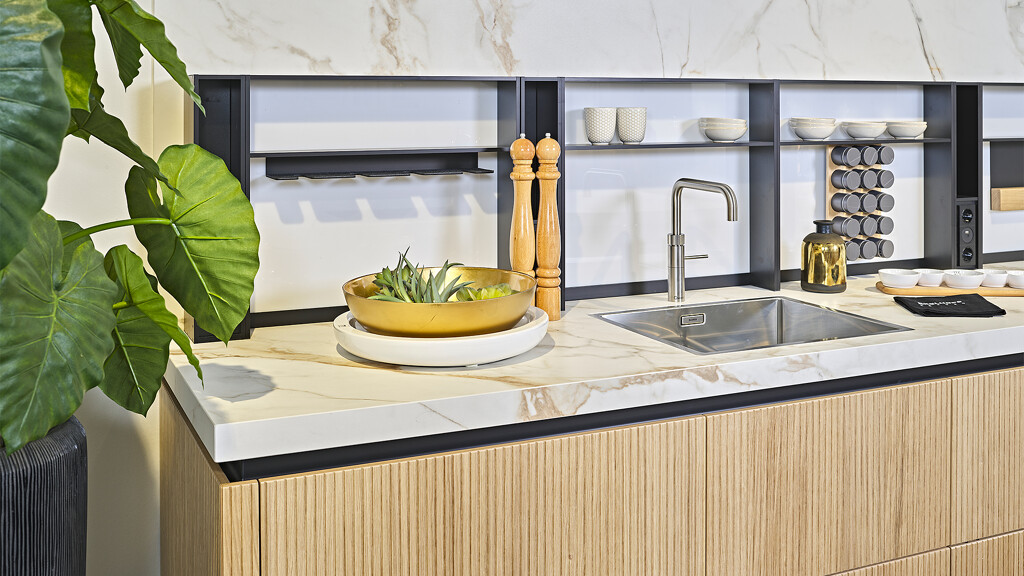 next125 keuken in Japandi stijl met ribbelfronten en next125 Frame systeem voor achterwand of nis. Ekelhoff Keukens Nordhorn.