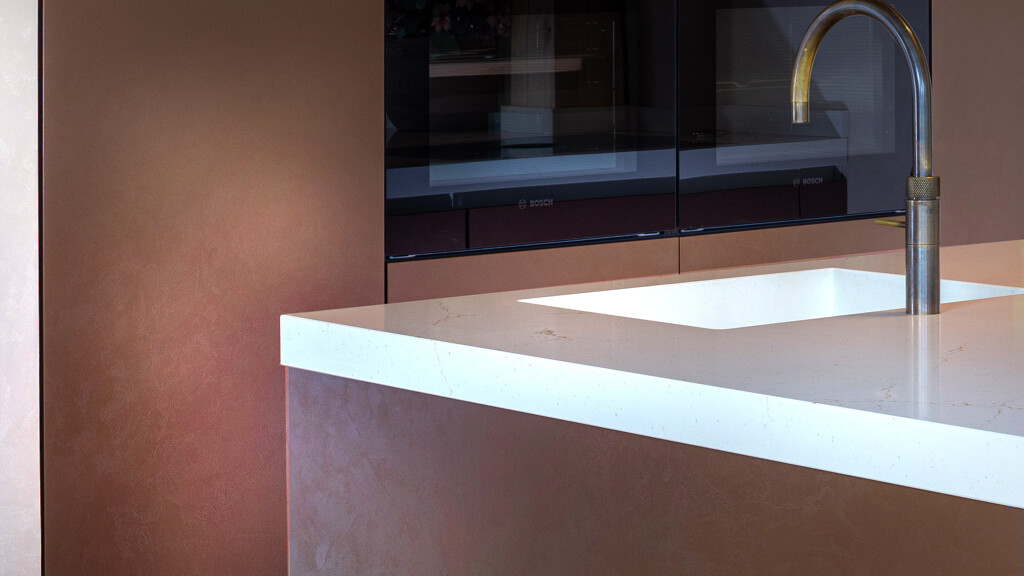 Besondere kupferfarbene Küche von Ballerina Palazzo, mit Kupfer Metallic Strukturlack samtmatt. Entdecken Sie Ballerina Küchen bei Ekelhoff Küchen