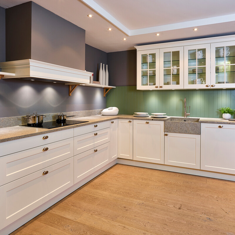 Landelijke U-keuken in witte en saliegroene satijnlak - van Ekelhoff Keukens