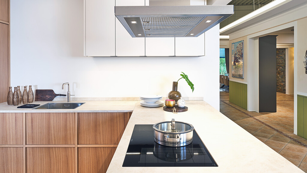 Maatwerkkeuken Japandi stijl met eiken fronten en wit aanrechtblad. Ekelhoff Keukens in Nodrhorn