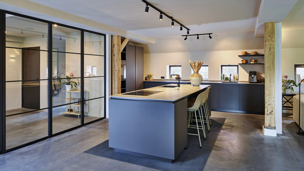 Moderne lavaschwarze Inselküche von Contur – realisiert von Ekelhoff Küchen in Nordhorn.