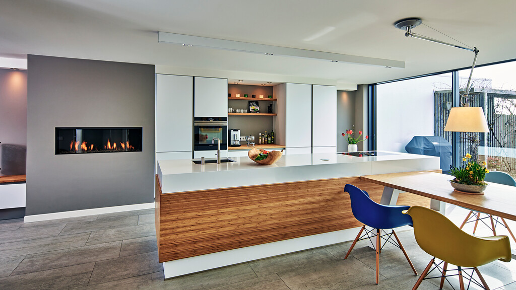 Moderne keuken van next125 NX500. Keuken in Scandinavische stijl in wit en hout met keukeneiland. Ekelhoff Keukens in Nordhorn