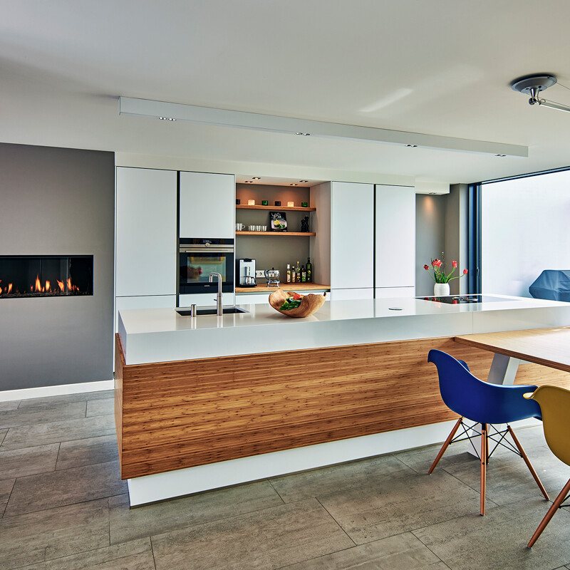 Moderne keuken van next125 NX500. Keuken in Scandinavische stijl in wit en hout met keukeneiland. Ekelhoff Keukens in Nordhorn