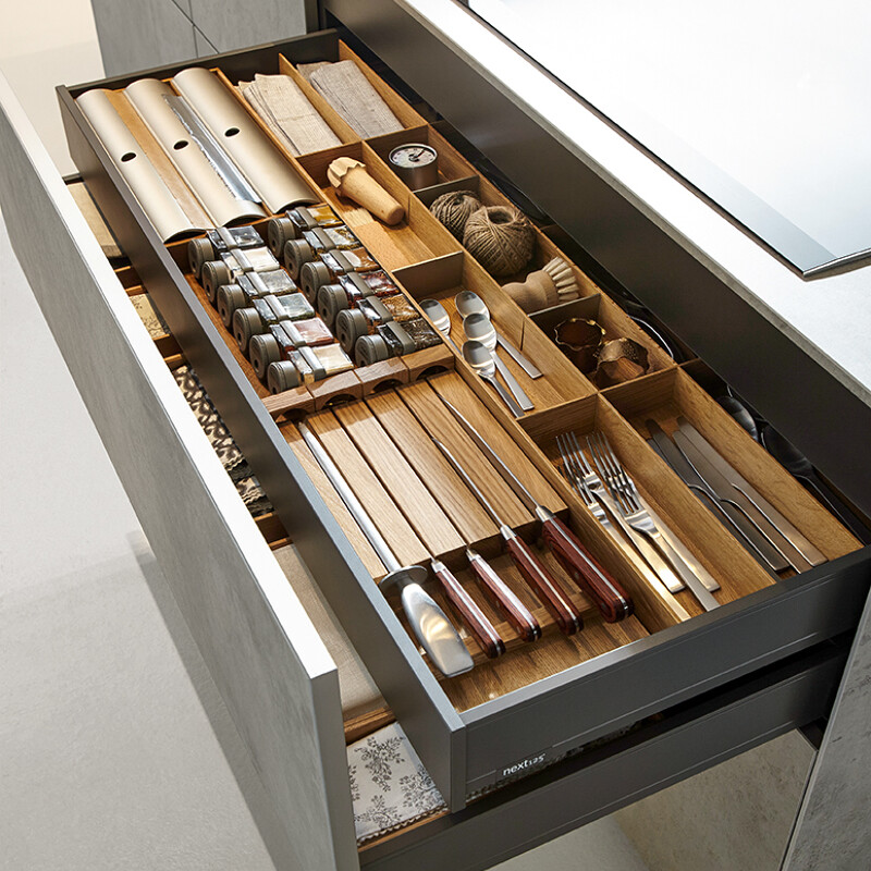 next125, NX950: Laden lassen sich mit leichtem Druck öffnen