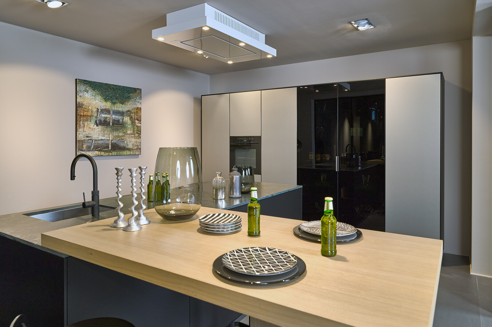 Showroomkeuken: next125 designkeuken met groen graniet aanrechtblad en bartafel voor 4 personen