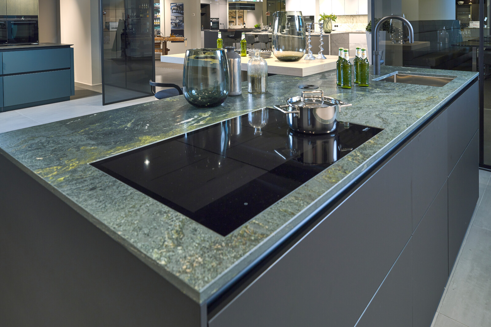 Showroomkeuken: next125 designkeuken met groen graniet aanrechtblad Panoia mat lap fino