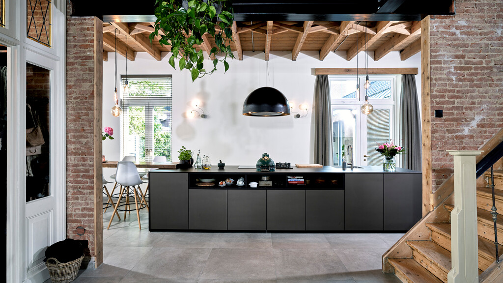 next125 keuken met keukenailand in donker matglas en eiken. Gerealiseerd door Ekelhoff Keukens.