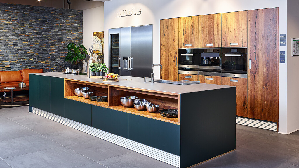 next125 eilandkeuken in oud-eiken en Jaguargroen met RVS werkblad_Ekelhoff Keukens