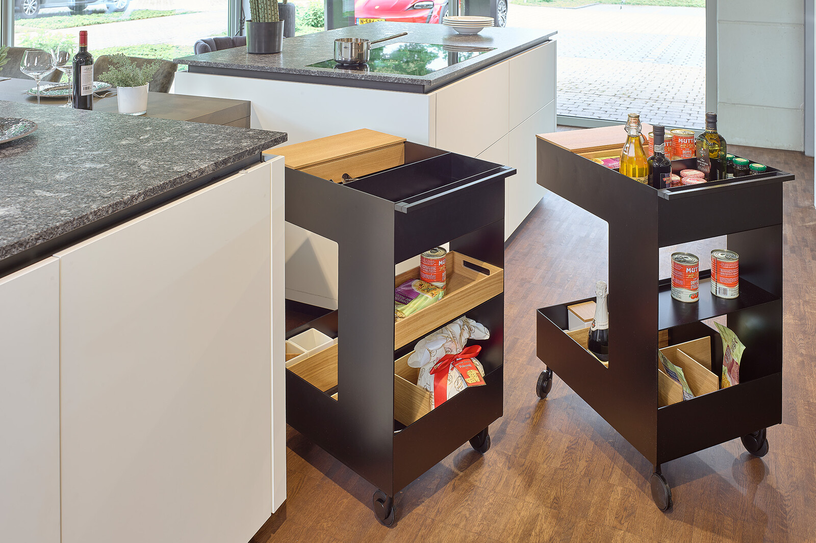 Showroomkeuken: next125 eilandkeuken in wit en grafietgrijs eikenfineer met twee next125 trolleys