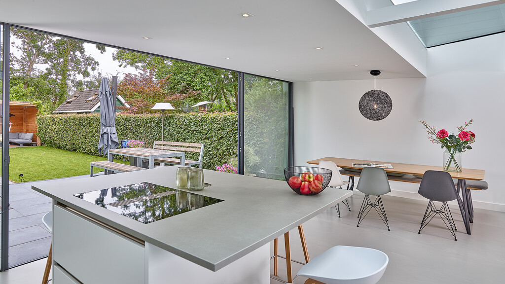 Weiße Inselküche in Betonlook von next125 - Ekelhoff Küchen Nordhorn