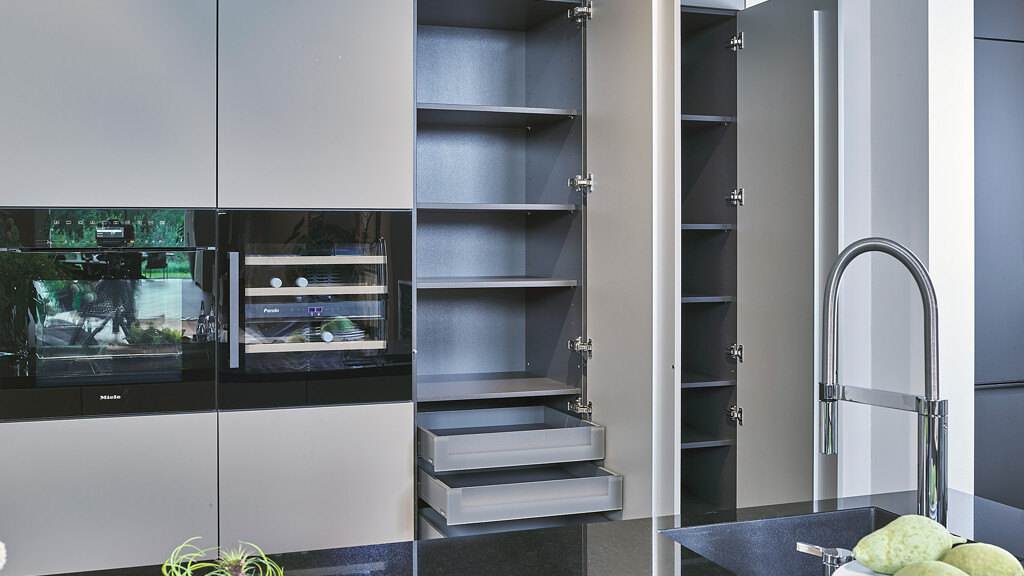 Aanbieding: luxe keuken van next125 met granieten blad en Miele apparatuur incl kookplaat met afzuiging. Bij Ekelhoff Keukens in Nordhorn