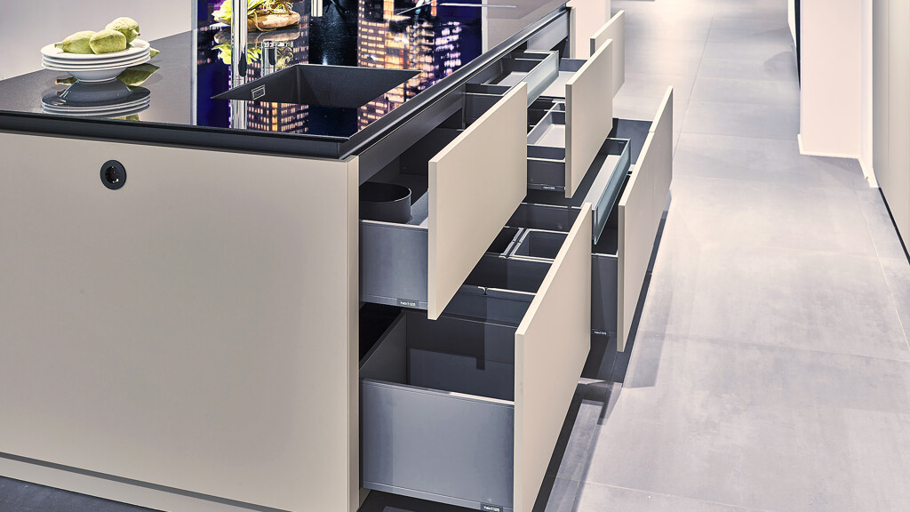 Aanbieding: luxe keuken van next125 met veel brede lades, granieten blad en Miele apparatuur incl kookplaat met afzuiging. Bij Ekelhoff Keukens in Nordhorn